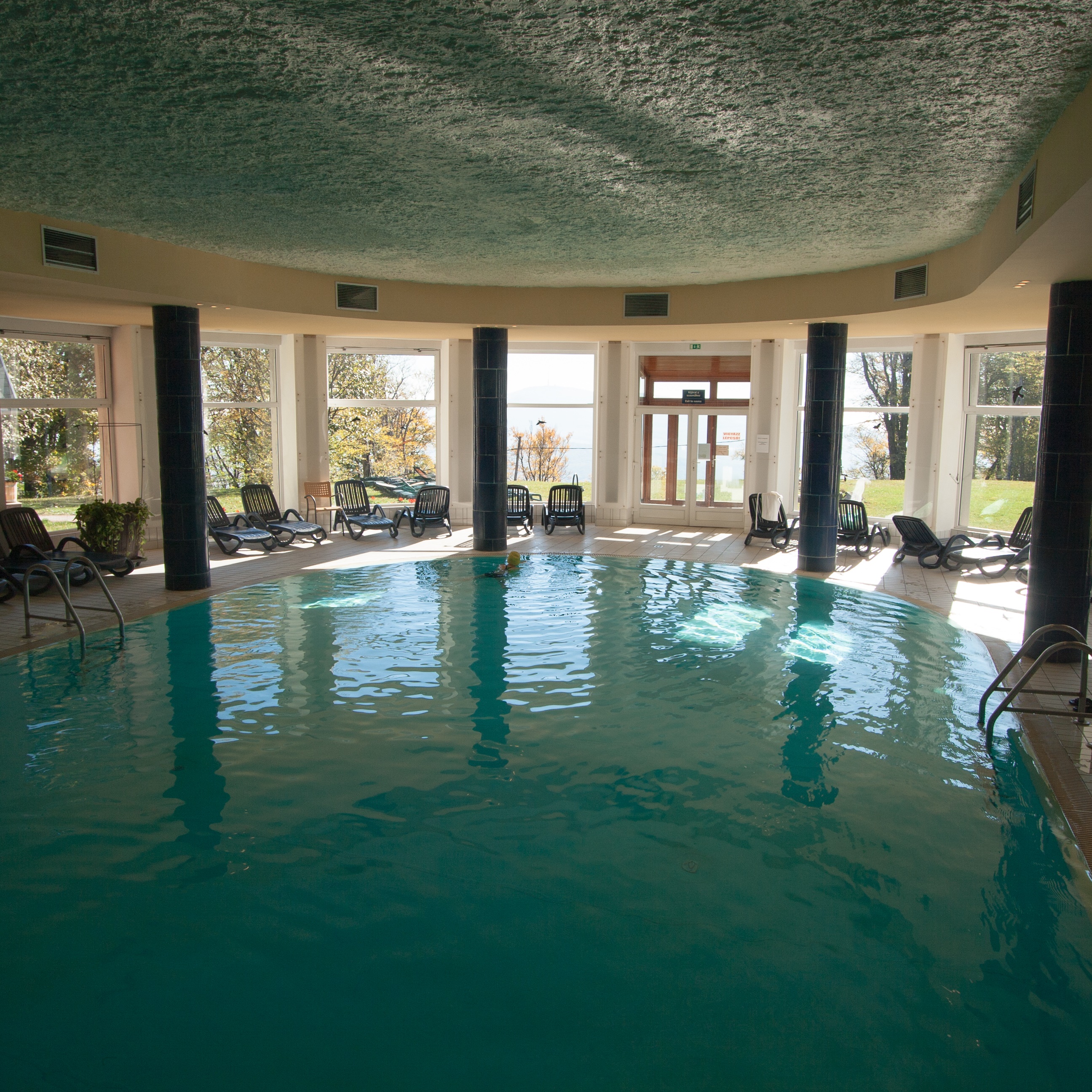 Basen wewnętrzny w hotelu