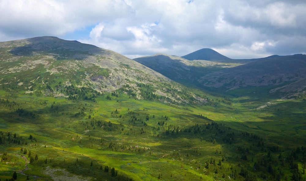 Panorama gór z widokiem na dolinę